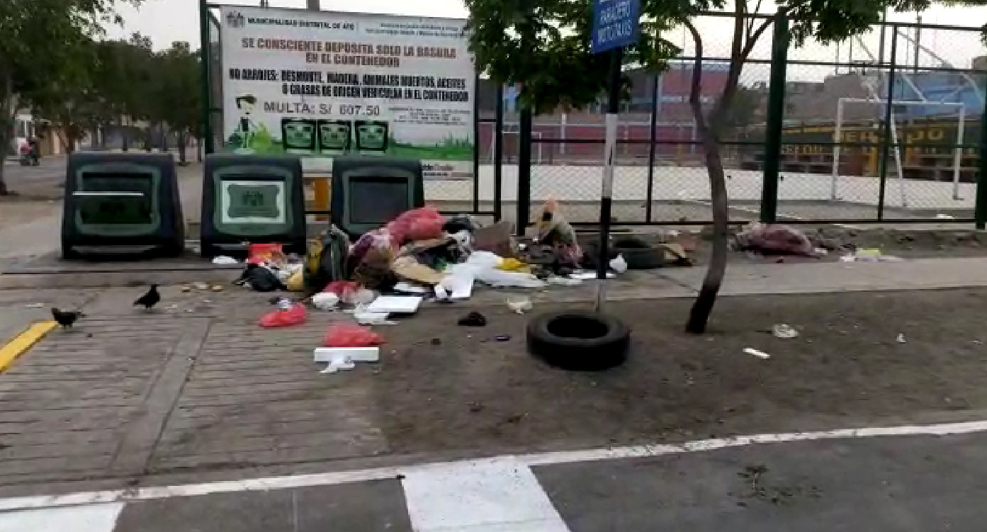 Ate: reportan acumulación de basura en exteriores de losa deportiva