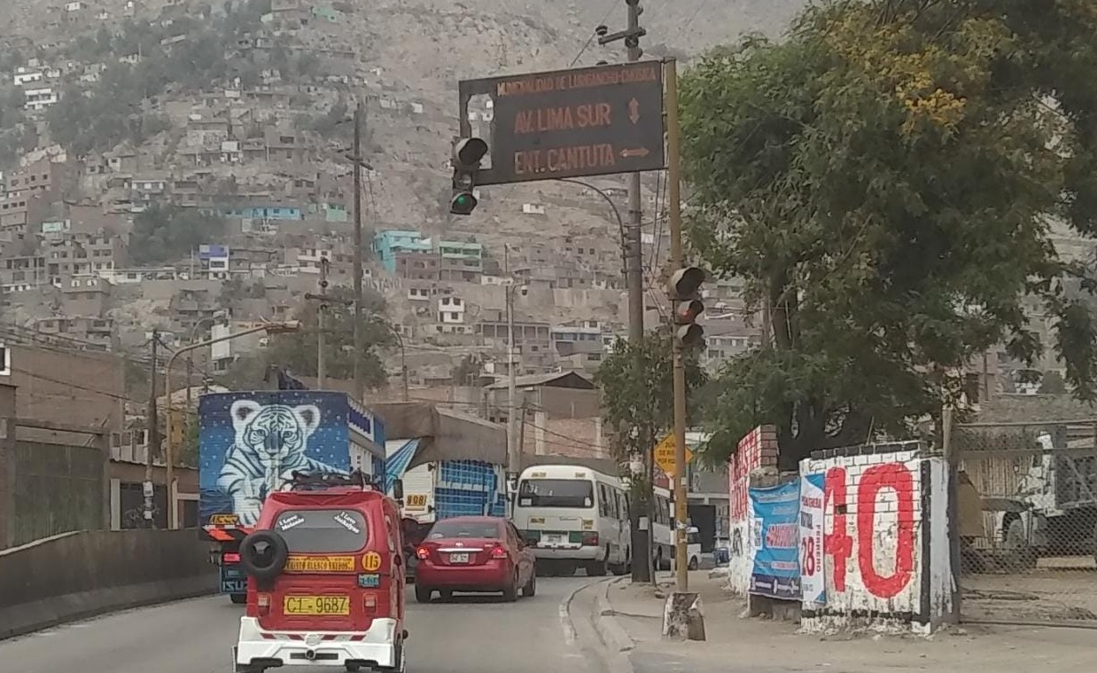 Chosica: semáforo a punto de caer pone en riesgo a vehículos y transeúntes en Carretera Central