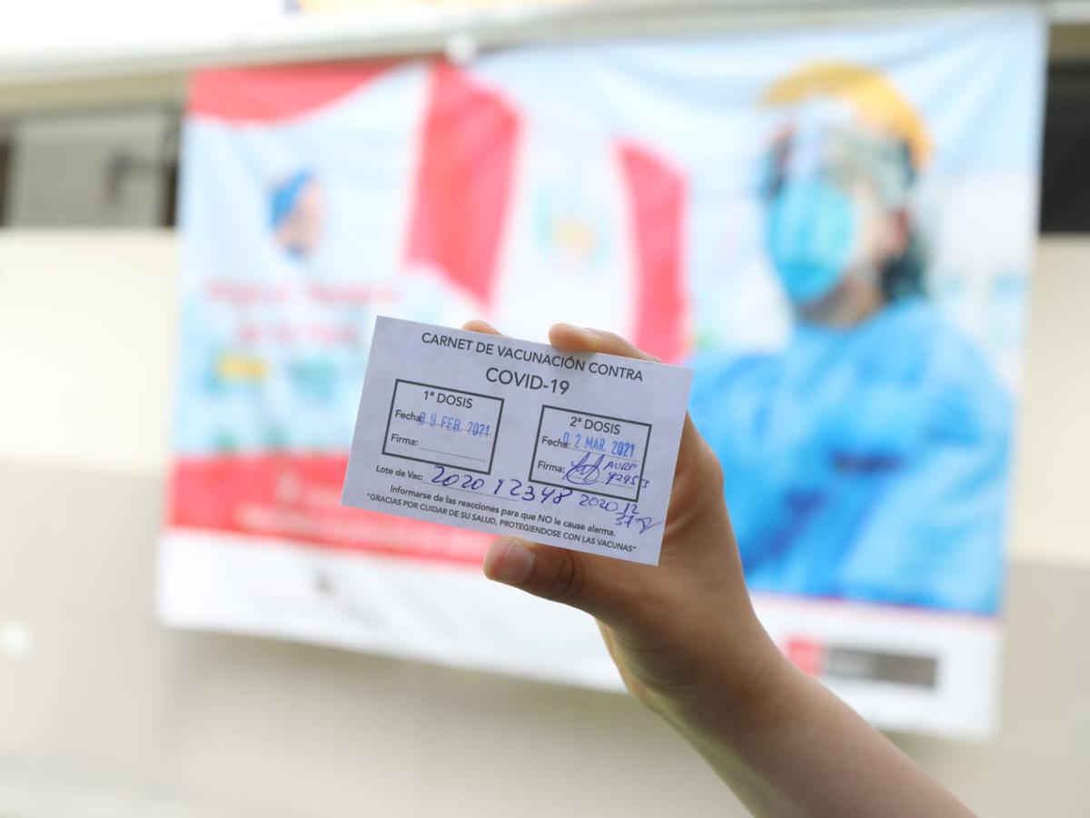 COVID-19: expertos sugieren que se pida la «tarjeta verde» de vacunación