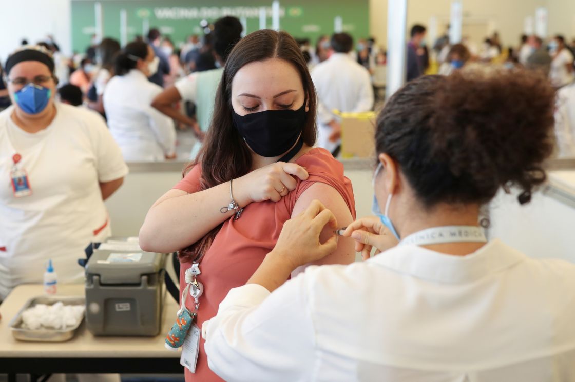 Brasil aprueba la tercera dosis de vacunas contra la COVID-19 a todos los mayores de 18 años