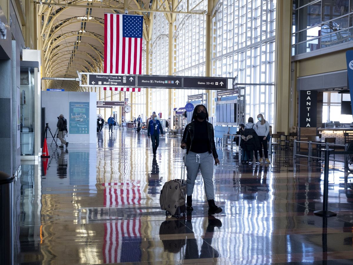 EE.UU. abre mañana sus fronteras a viajeros internacionales tras año y medio