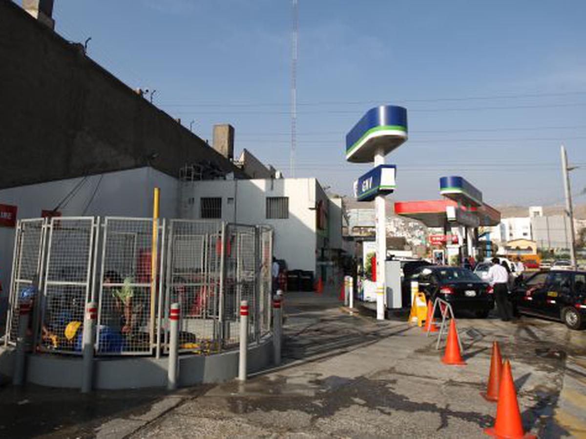 SANTA EULALIA: FUGA DE GAS DE VEHÍCULO EN GRIFO CAUSÓ TEMOR Y DESESPERACIÓN A CIUDADANOS
