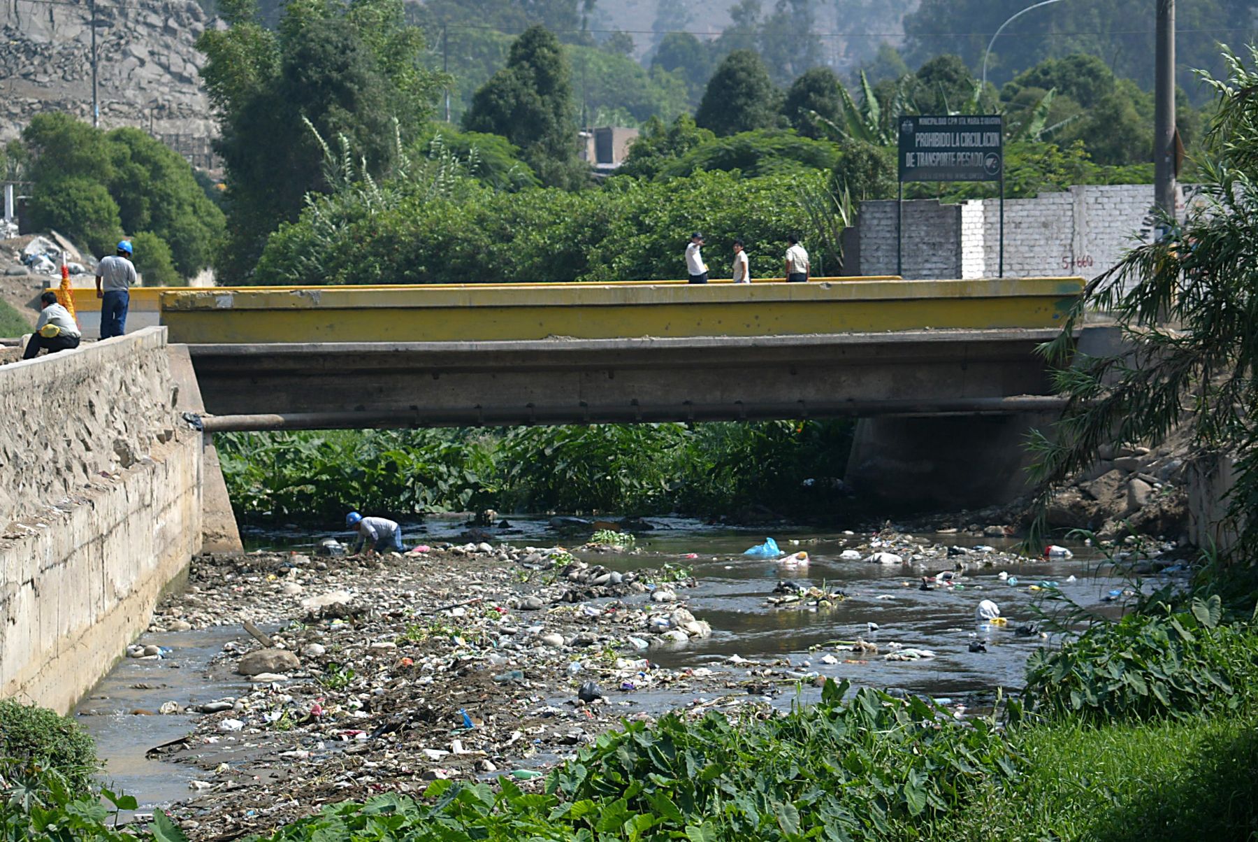SJL: VECINOS BLOQUEARON ACCESO AL PUENTE HUAYCOLORO TRAS CONSTANTES ACCIDENTES DE TRÁNSITO
