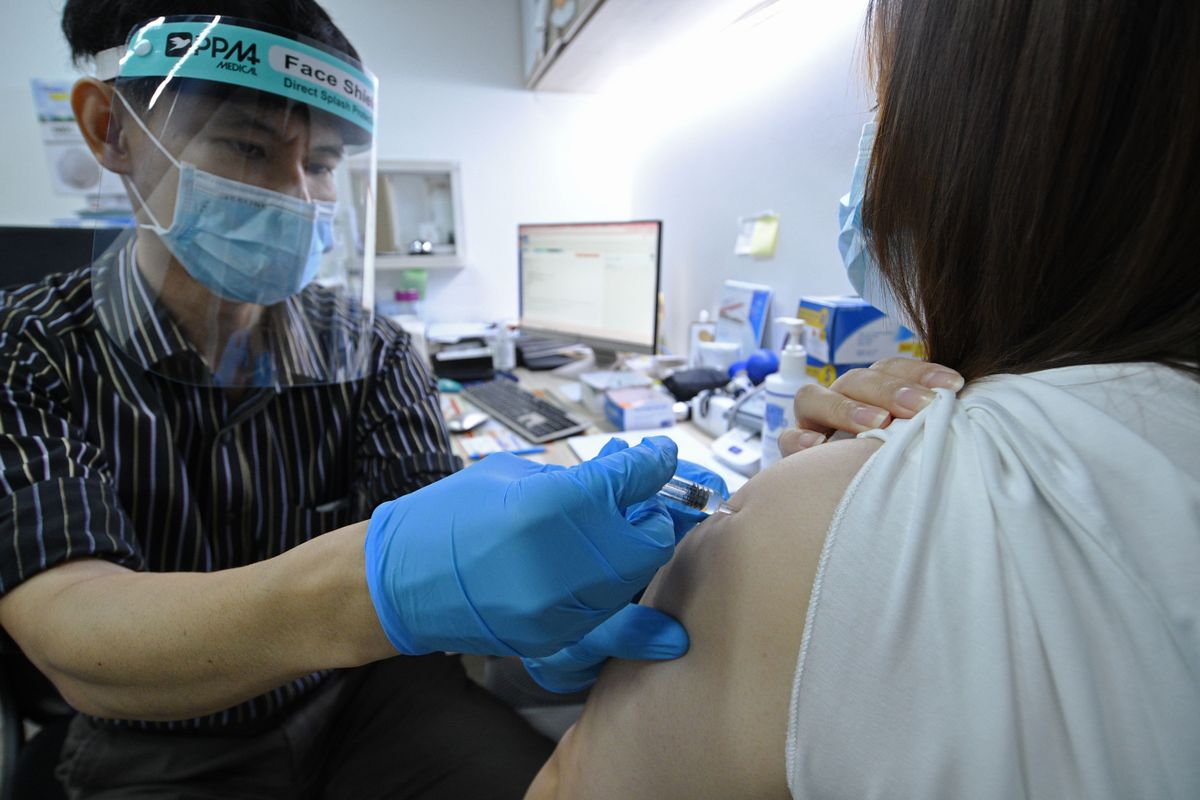 Singapur no pagará tratamiento de COVID-19 a pacientes que no quieran vacunarse