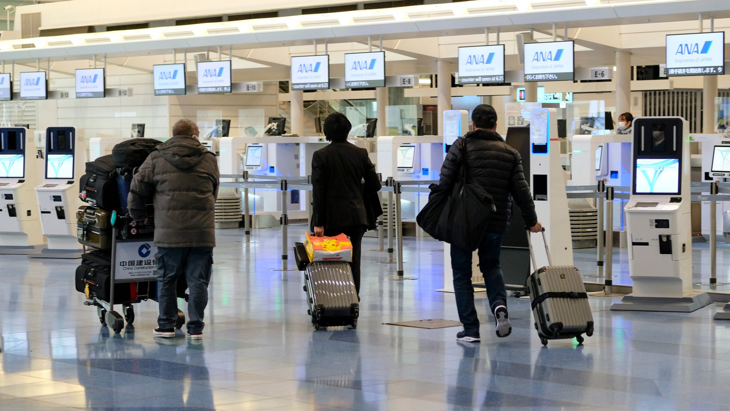 Japón: autoridades buscan a los 114 pasajeros que llegaron al país junto con viajero con la variante ómicron