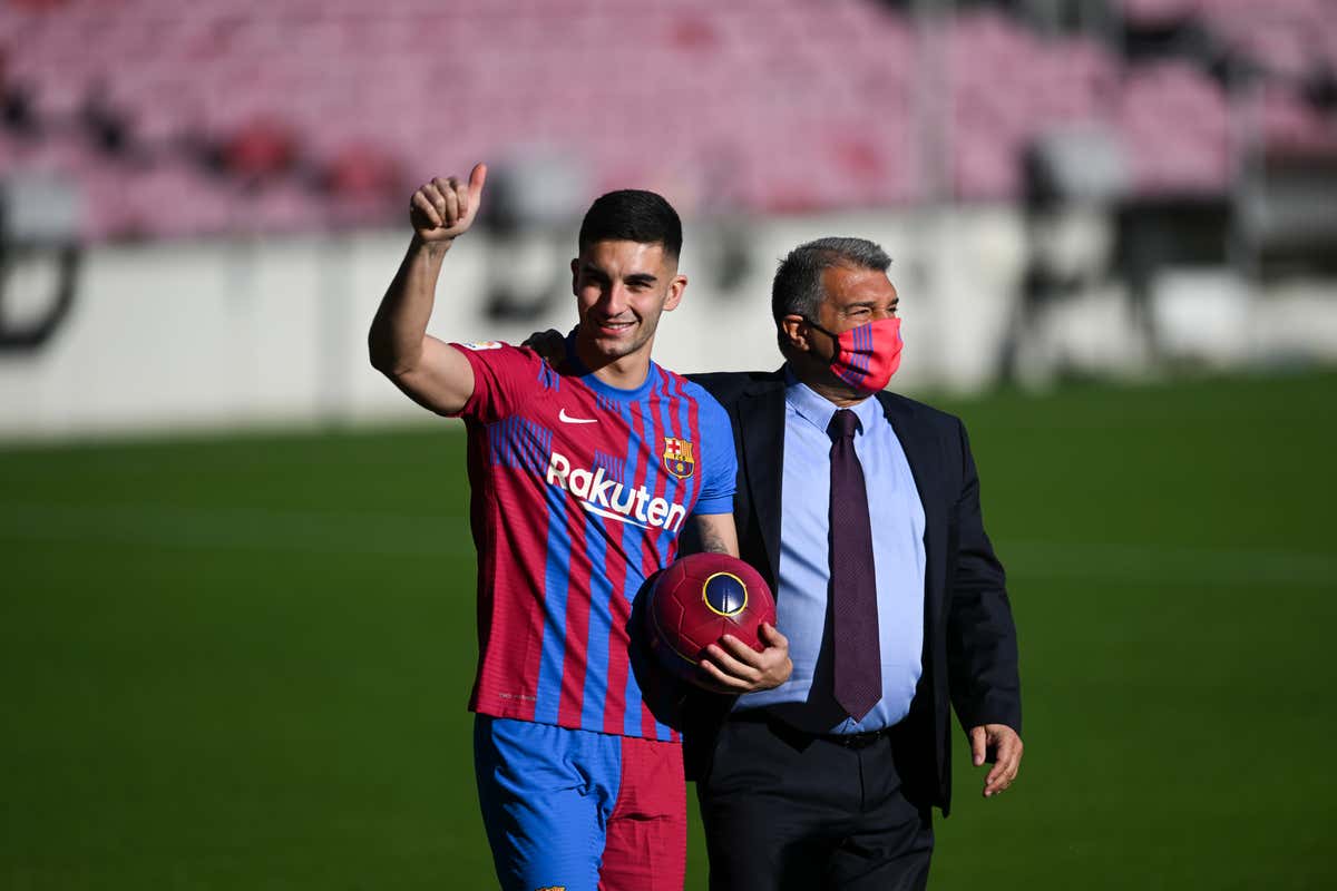Barcelona presentó a Ferran Torres en el Camp Nou pese que aún no puede ser inscrito