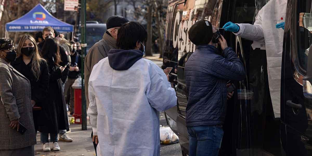 La nueva ola de la COVID-19 bate récords y supera los dos millones de casos diarios en el mundo