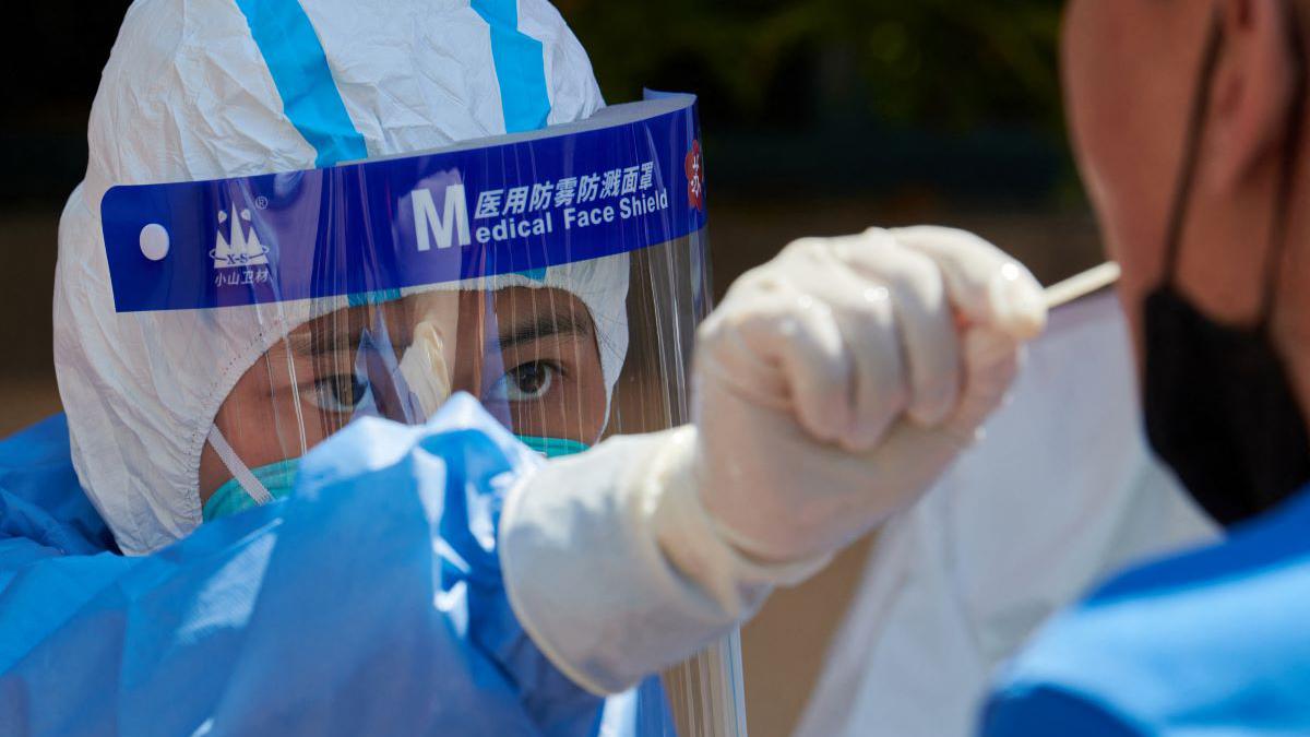 China registra 52 muertes y 5.659 nuevos contagios de coronavirus en el país