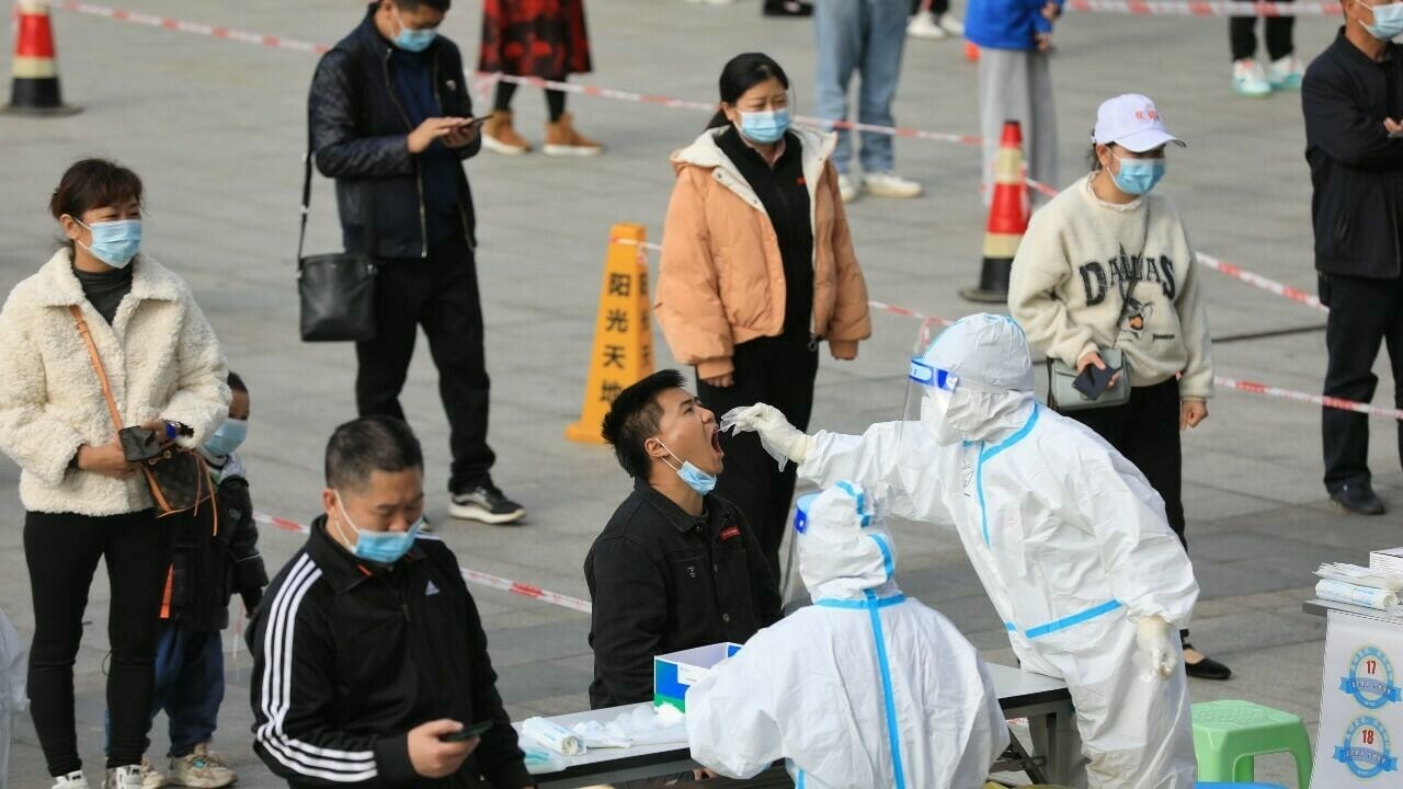 China registra más de 20.000 casos diarios de la COVID-19