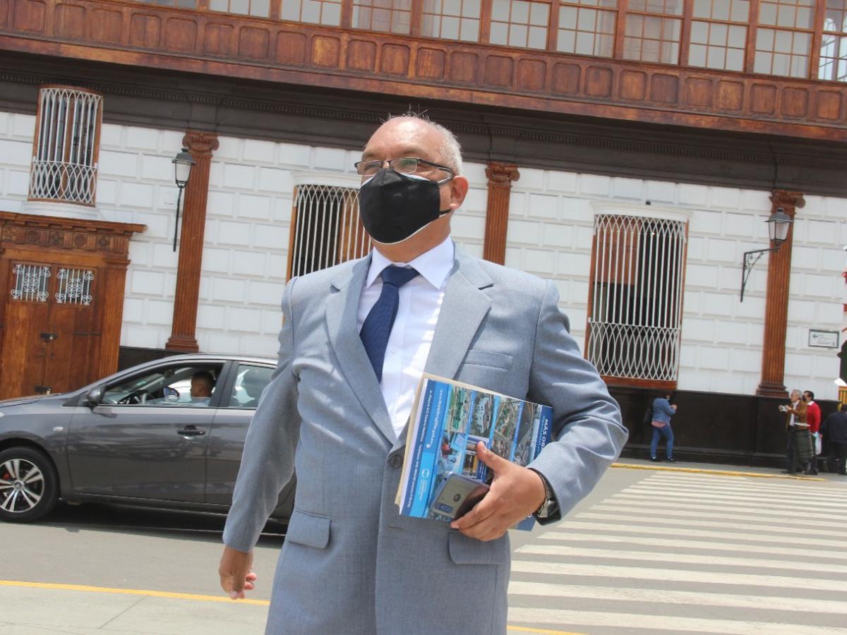 Congresista Roberto Kamiche habría llevado a su pareja para que trabaje como su asesora