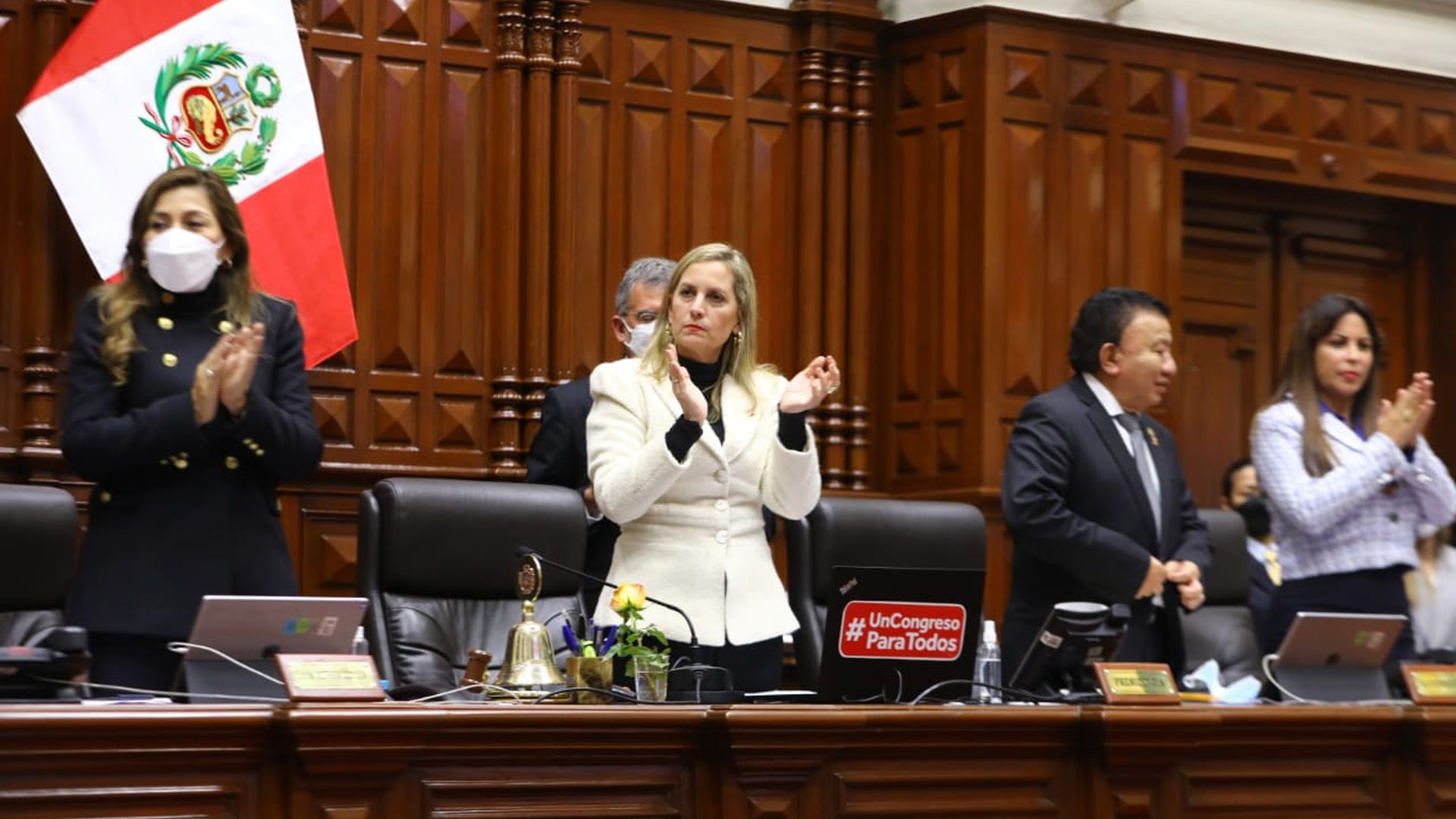 Alva aprueba acuerdo para tener 6 meses más de beneficios como presidenta del Congreso