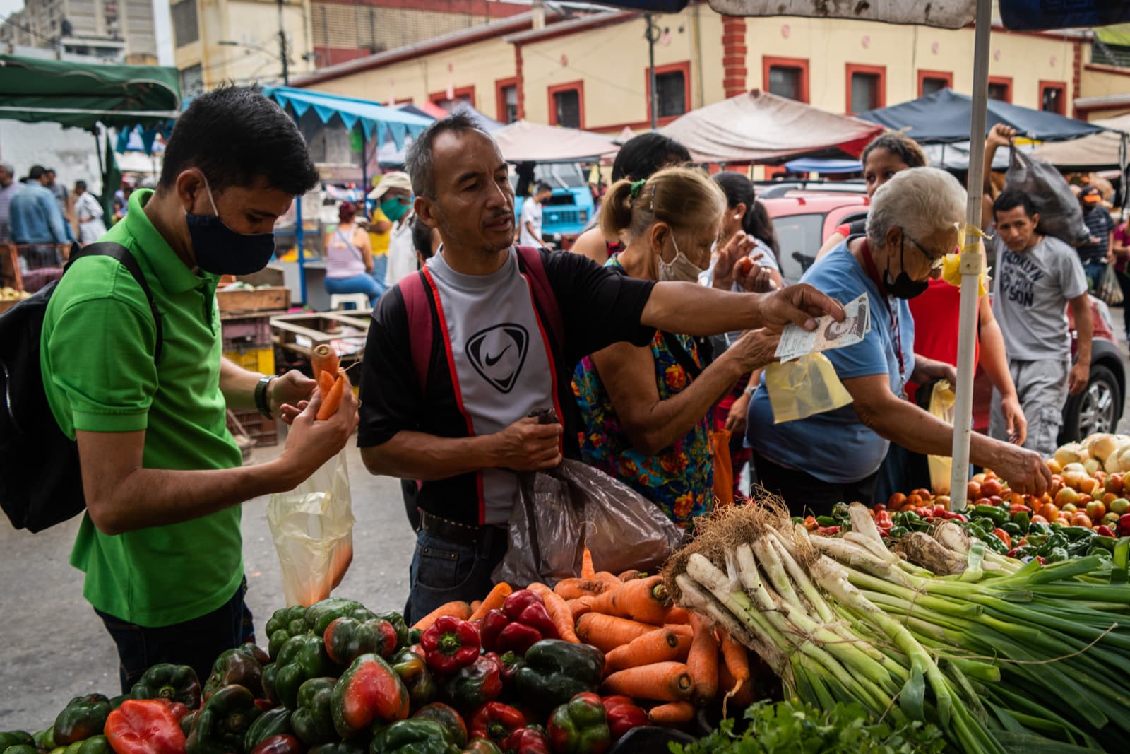 Venezolanos deben ganar más de 20 salarios mínimos para poder pagar la canasta básica
