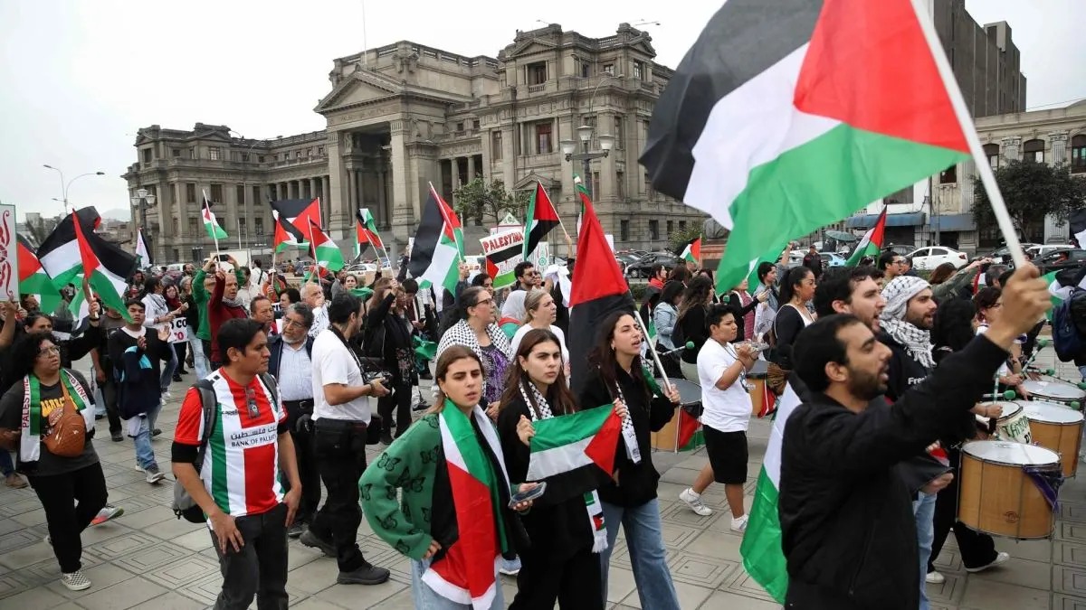 Ciudadanos marcharon por las calles del centro de Lima en respaldo a Palestina