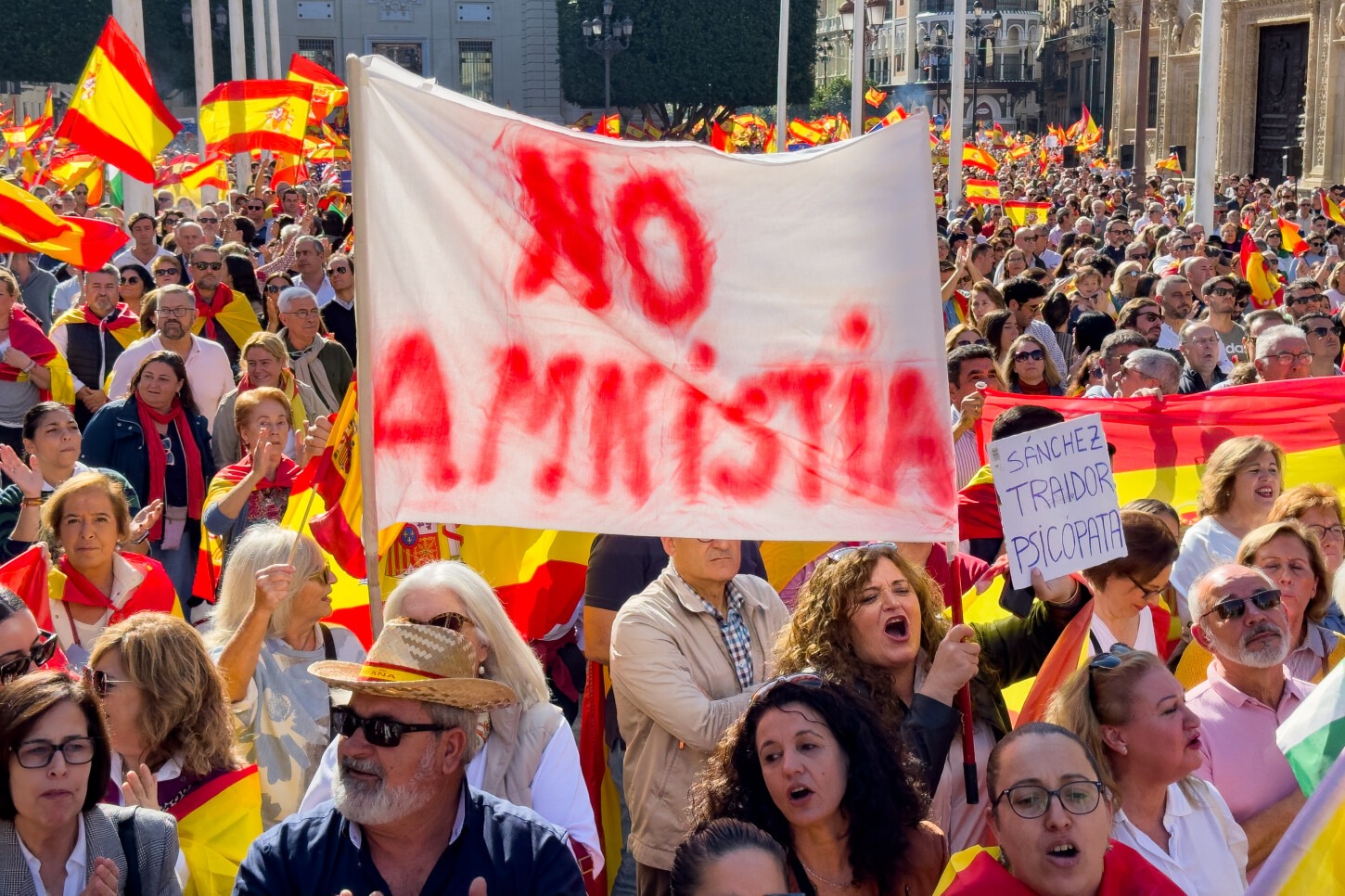Miles de españoles protestan contra acuerdo de Pedro Sánchez de amnistia para separatistas catalanes