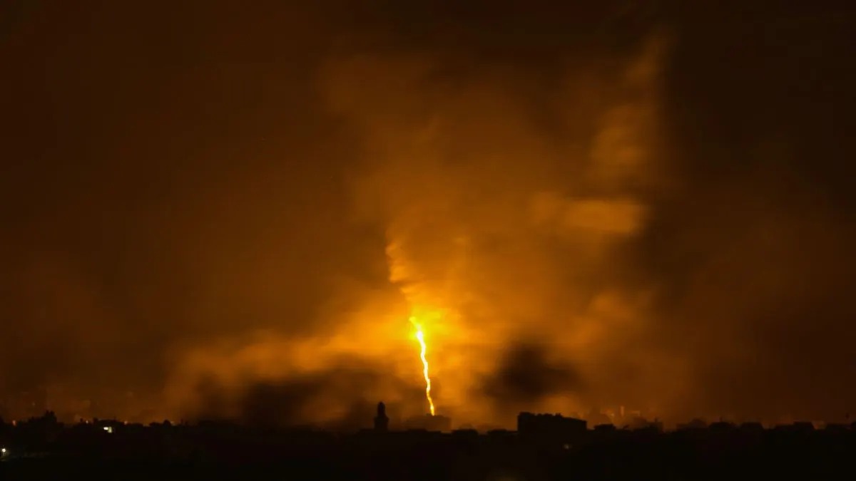 Bombardeos israelíes a campo de refugiados en Gaza dejan más de 80 muertos
