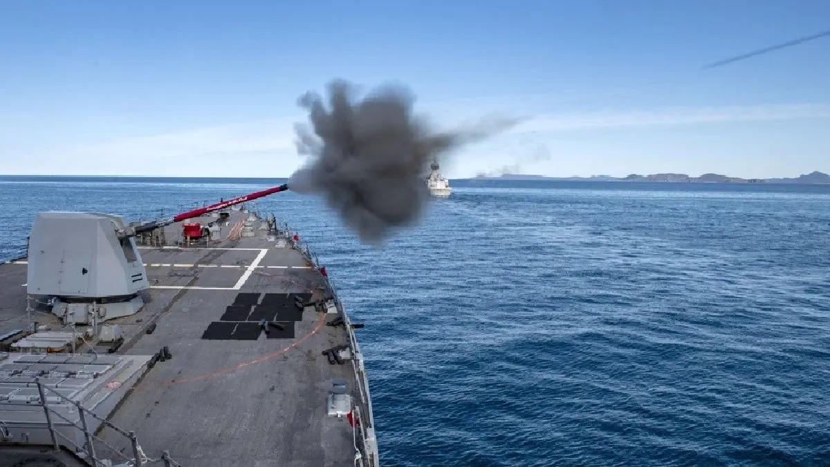 Un buque de guerra de EE.UU. y varios barcos son atacados en el Mar Rojo, según el Pentágono