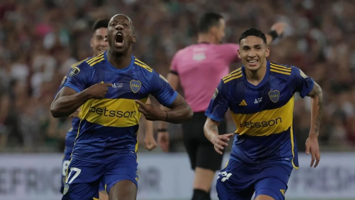 Luis Advíncula fue incluido en el 11 ideal de América por el diario El País