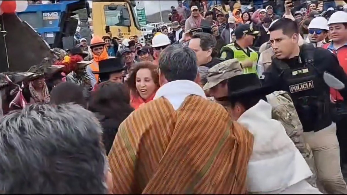 Dina Boluarte fue agredida durante una actividad oficial en Ayacucho