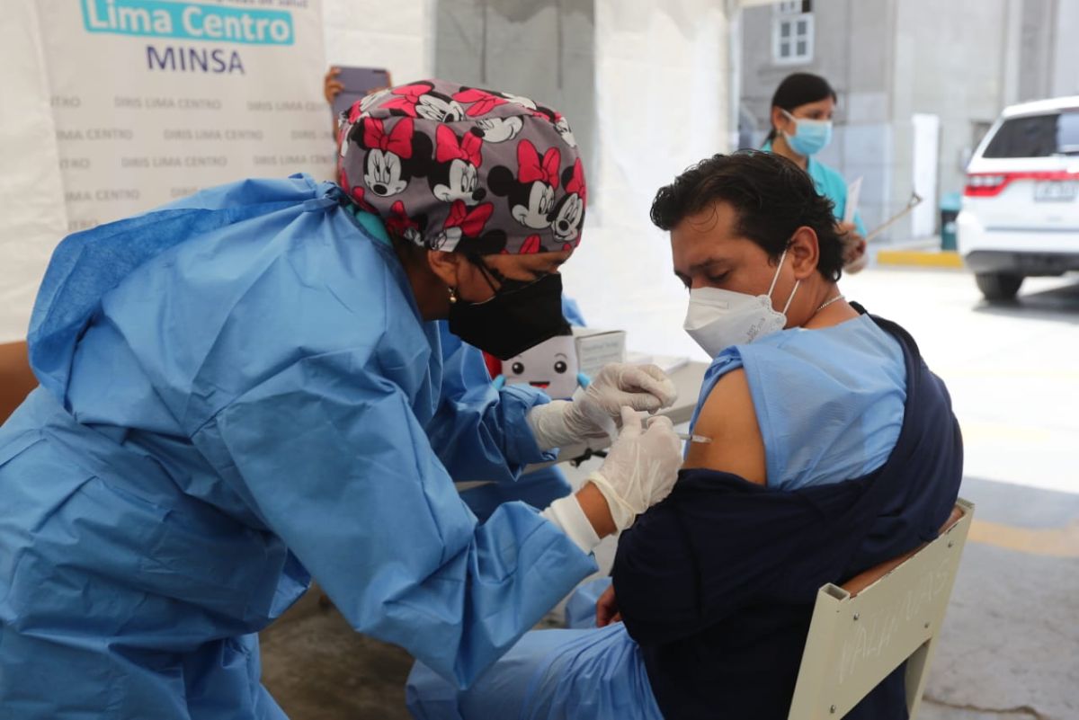 Colegio Químico Farmacéutico avaló uso de vacunas anticovid con fecha de vencimiento extendida