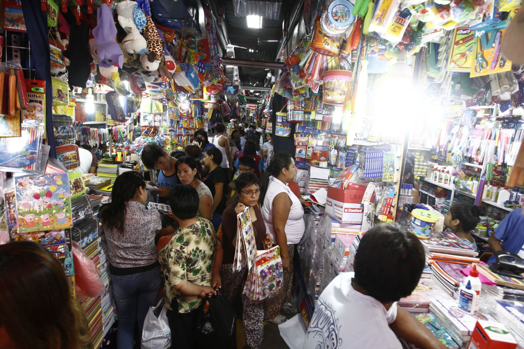 Campaña escolar aumenta en 25% las contrataciones de personal en sector retail