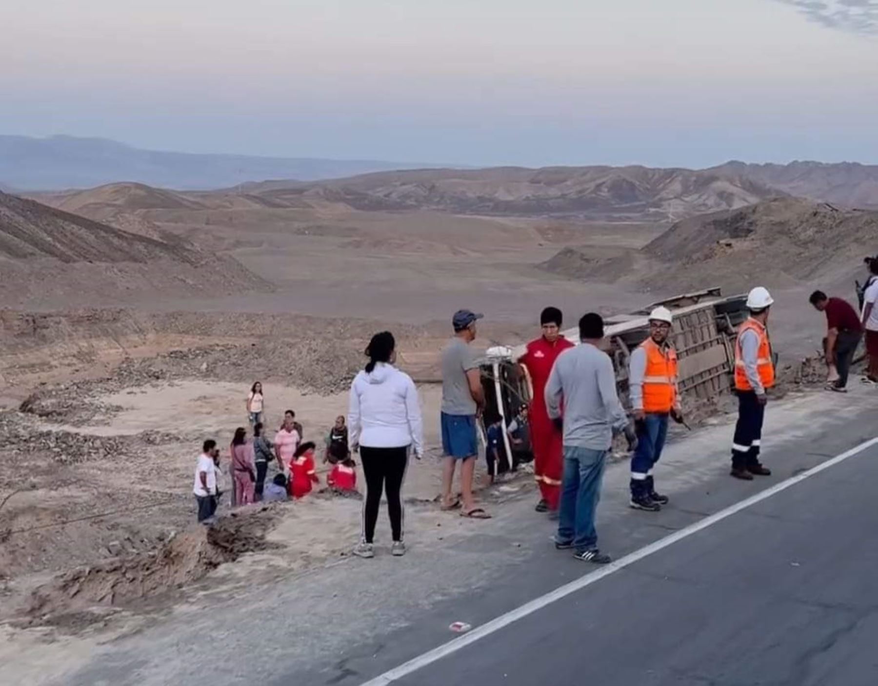 Tragedia en Semana Santa: despiste de bus en Panamericana Sur deja un muerto y 20 heridos