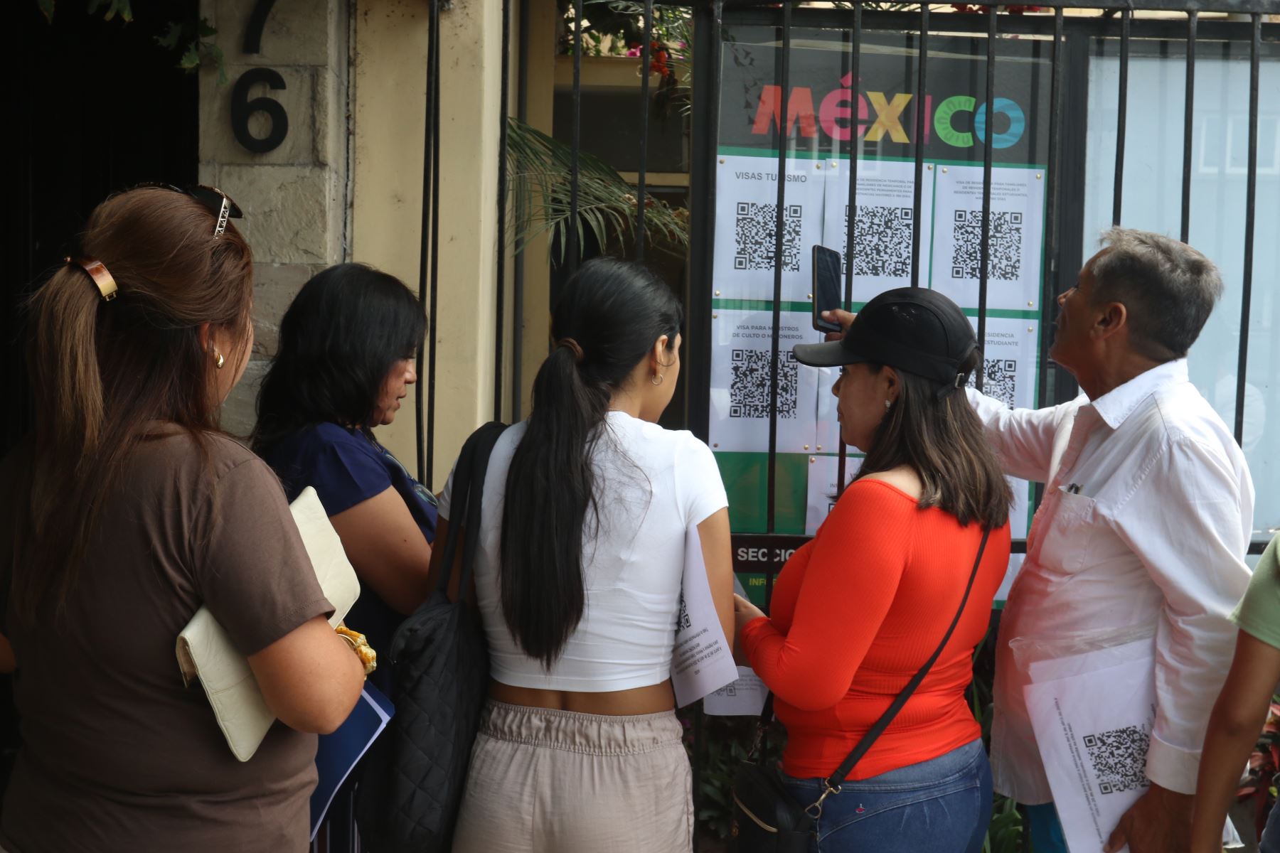 México pospone hasta el 6 de mayo exigencia de visa a peruanos