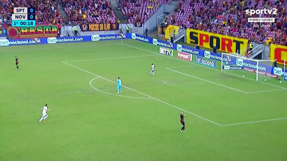 Insólito autogol en Brasil: acababa de iniciar el partido y el defensor hizo un pase a un arquero mal ubicado