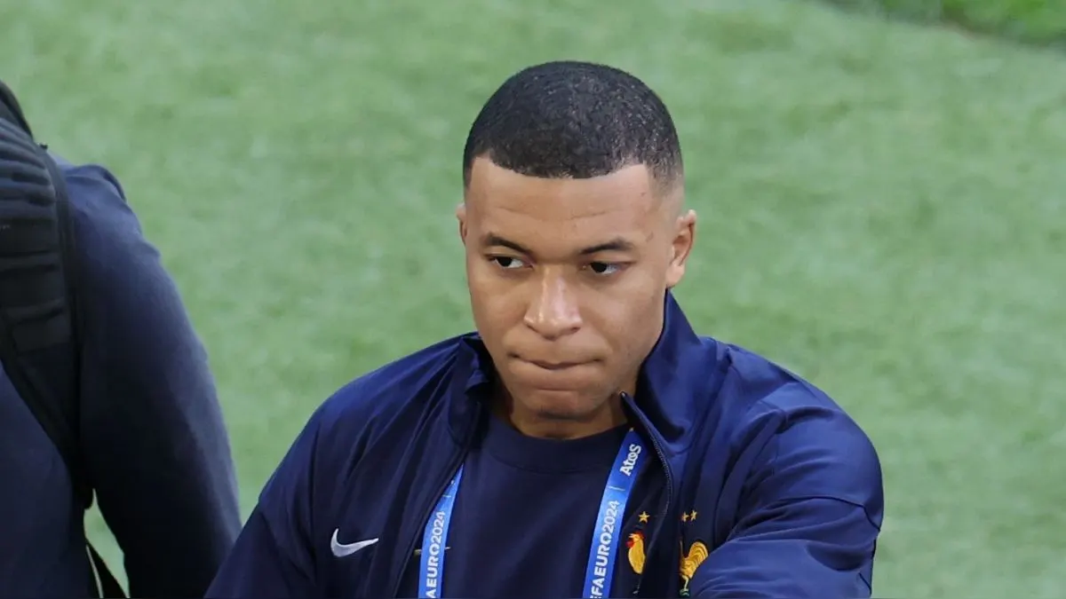 Kylian Mbappé entrena sin máscara, pero al margen de sus compañeros de Francia