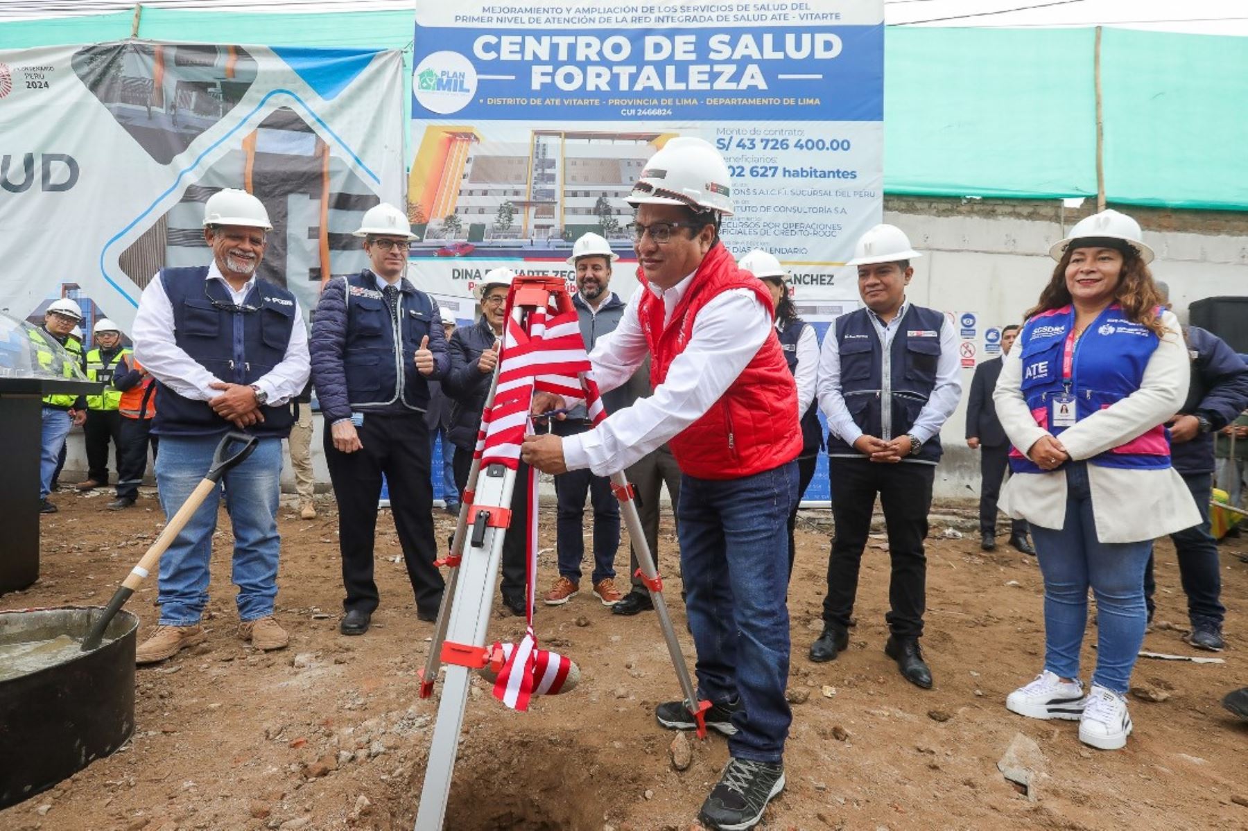 Ate: ministro de Salud coloca primera piedra de futuro Centro de Salud Fortaleza