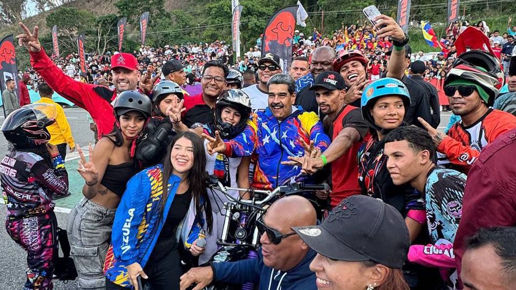 Nicolás Maduro declara las piruetas en motocicletas como un deporte nacional de Venezuela