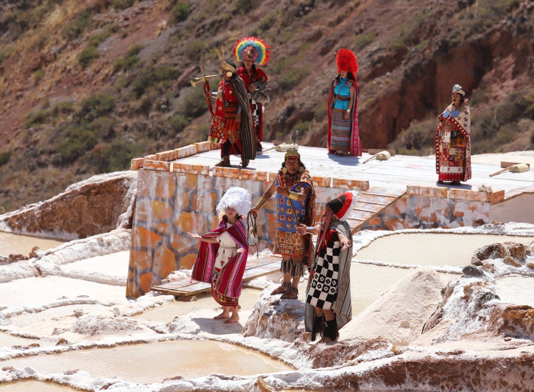 Cusco revalora extracción ancestral de la sal de Maras con escenificación del Kachi Raymi