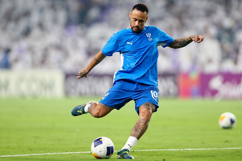 Neymar regresó a los terrenos de juego un año después de su grave lesión