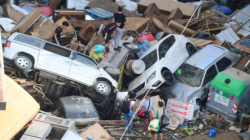 España decreta tres días de luto por los más de 90 muertos tras paso del fenómeno meteorológico DANA en Valencia