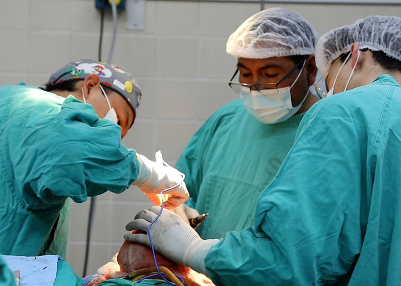 ¡Proeza médica en Cusco! Cirujanos reconstruyen el cráneo de bebé con deformidad congénita