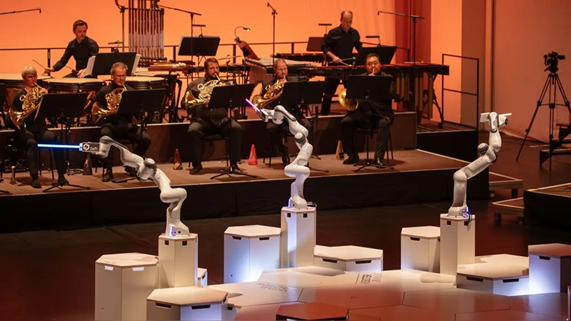 Un robot con tres brazos dirigió una orquesta sinfónica en Alemania