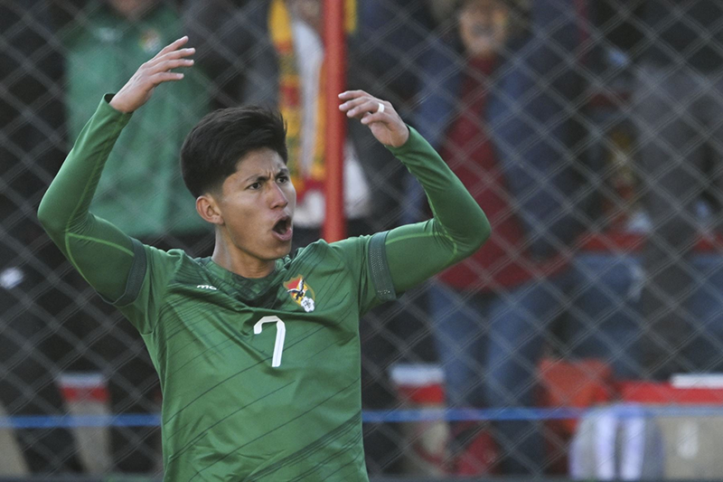 Hinchas bolivianos apoyan a su selección después de la goleada sufrida ante Argentina