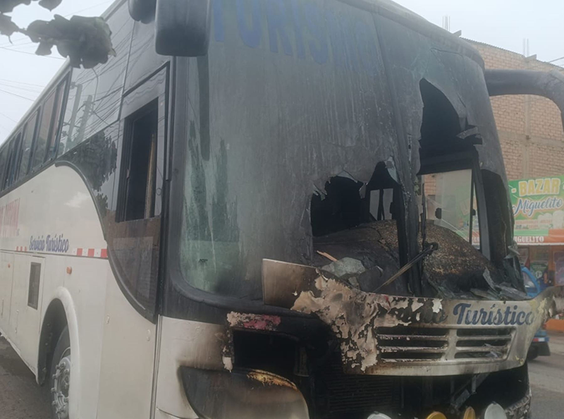 Huacho: 40 trabajadores que viajaban en bus salvan de morir tras incendiarse vehículo