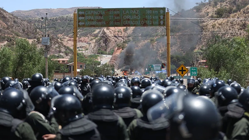 Crisis en Bolivia: partidarios de Evo Morales retienen a 200 militares tras asalto a cuarteles