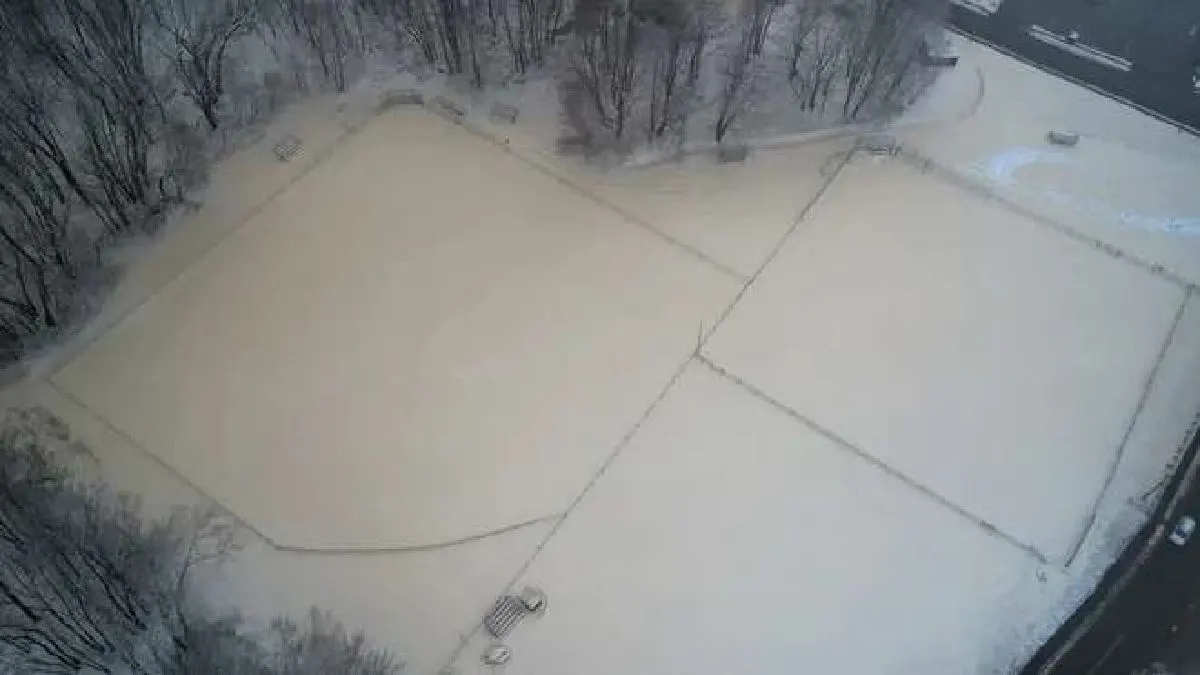 Extraño fenómeno sorprende a Estados Unidos: cae nieve marrón en un pueblo de Maine