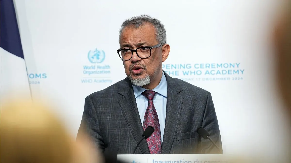 Jefe de la OMS estaba en el aeropuerto de Yemen atacado por Israel: «Uno de los tripulantes de nuestro avión resultó herido»