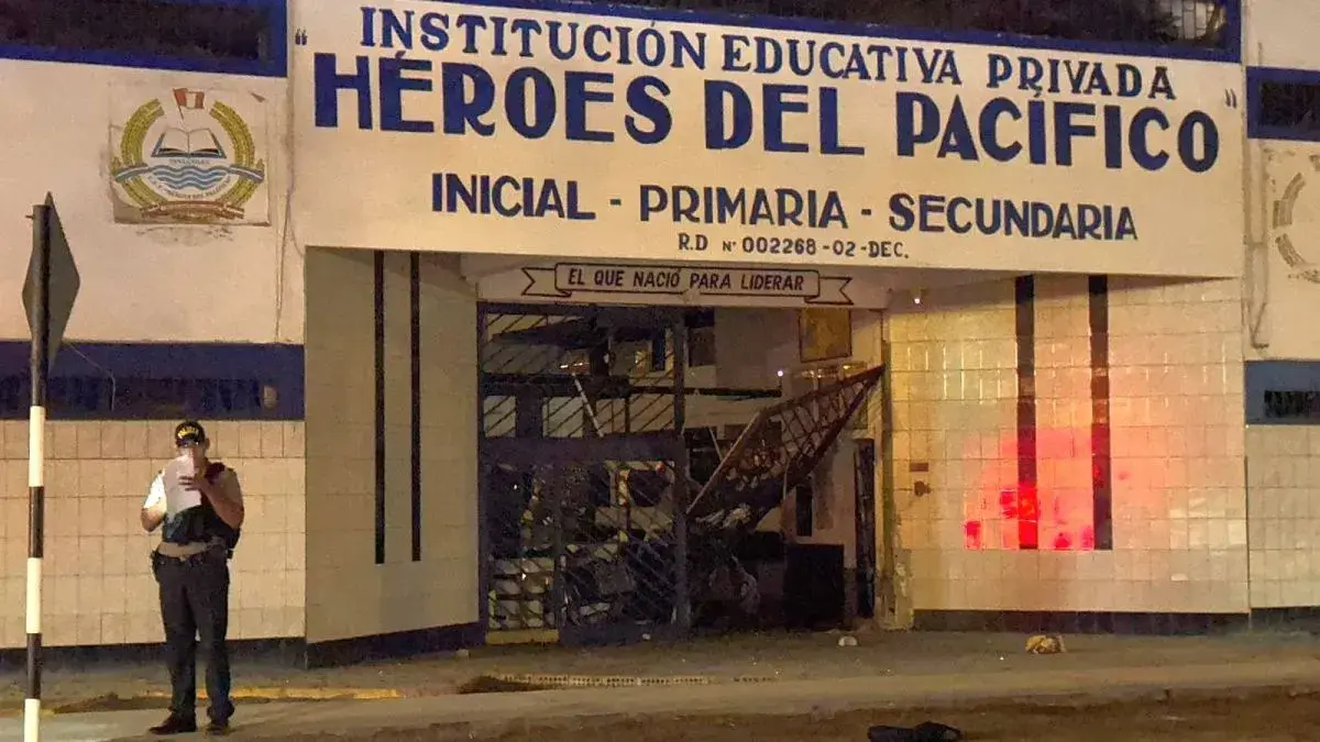 Detonan potente explosivo en la puerta de un colegio de Ventanilla