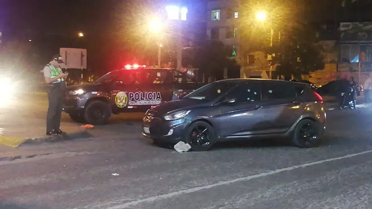 Un hombre fue asesinado a balazos en su auto en la intersección de las avenidas Canta Callao y Bertello