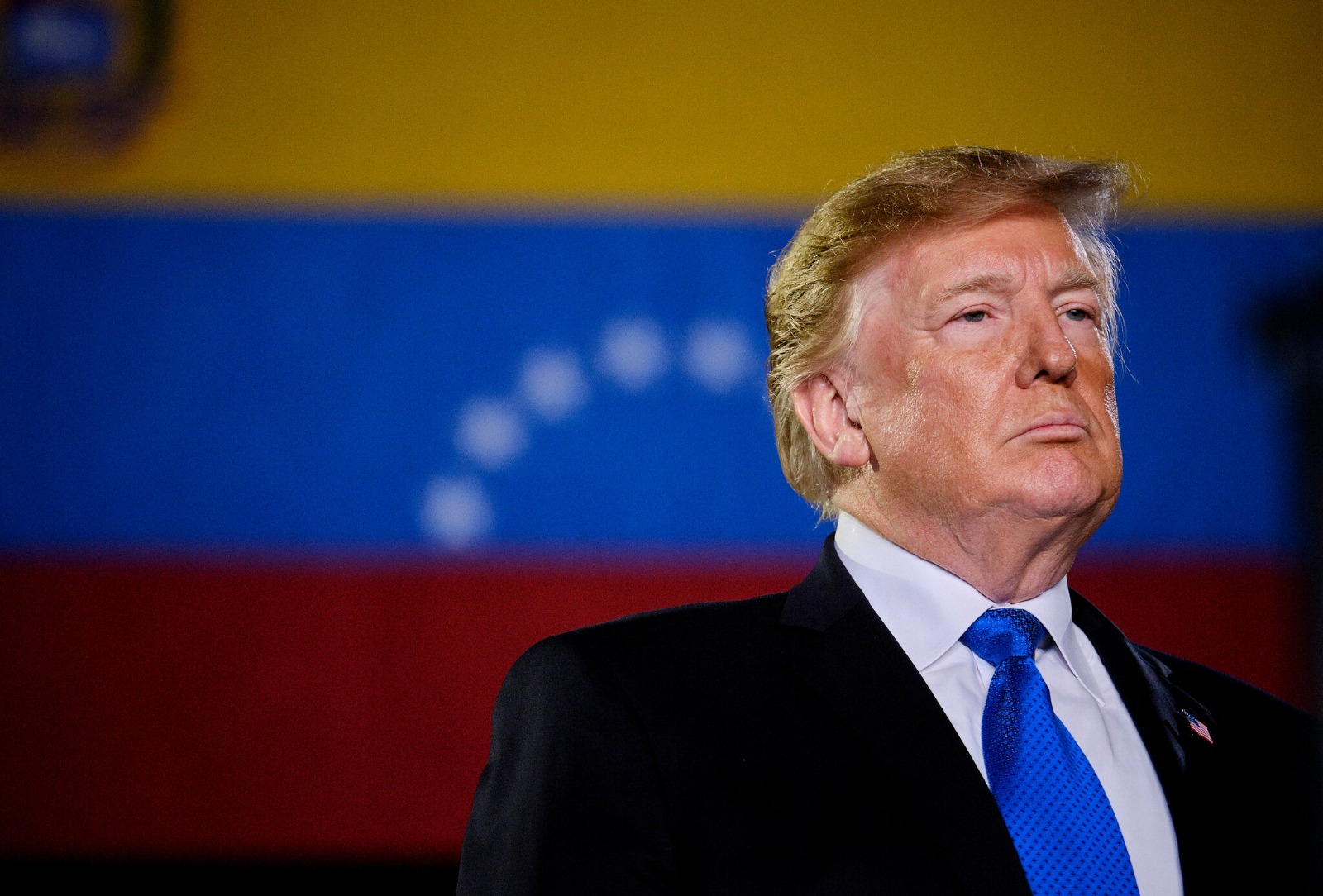 Trump amenaza con arancel del 25% a pa铆ses que compren petr贸leo a Venezuela
