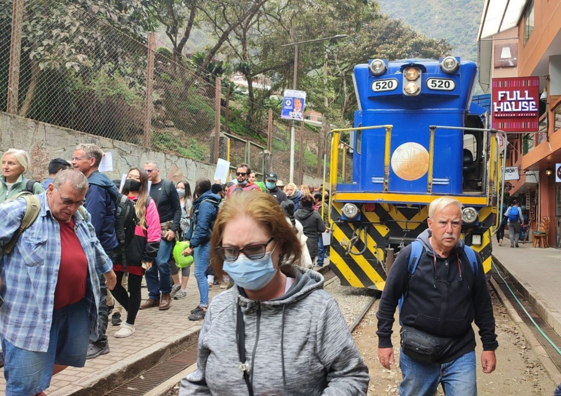 Cusco: reanudan servicio del tren a Machu Picchu tras derrumbe de tierra sobre vía férrea