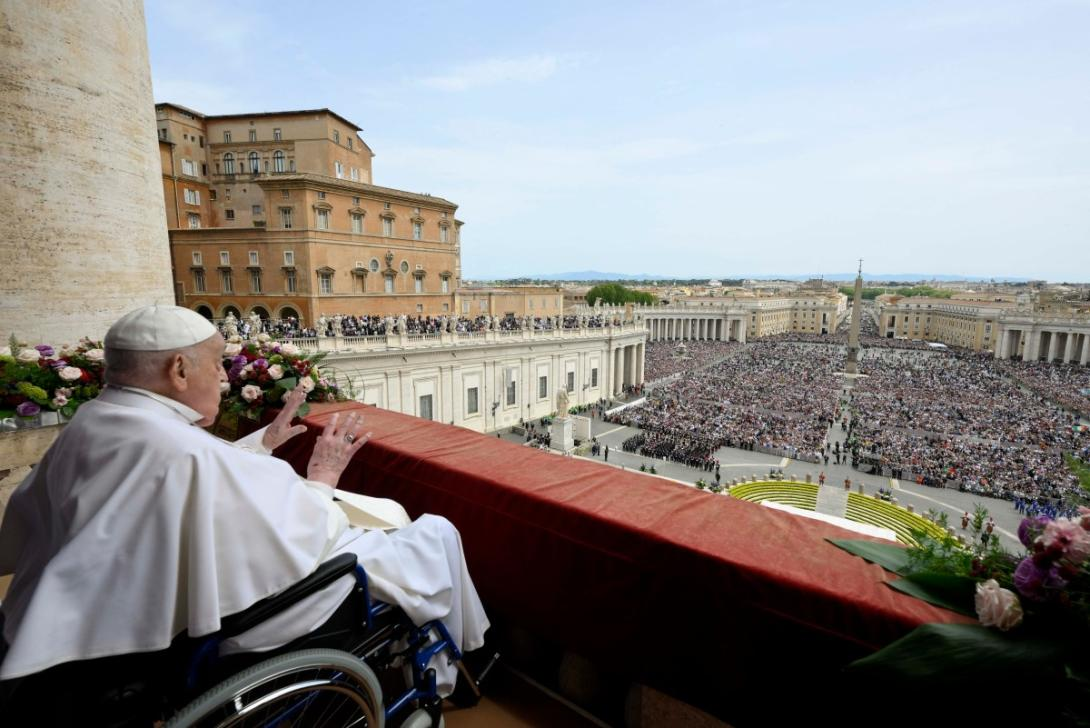 El papa desea a los fieles una «feliz Pascua» desde el balcón de la Basílica de San Pedro