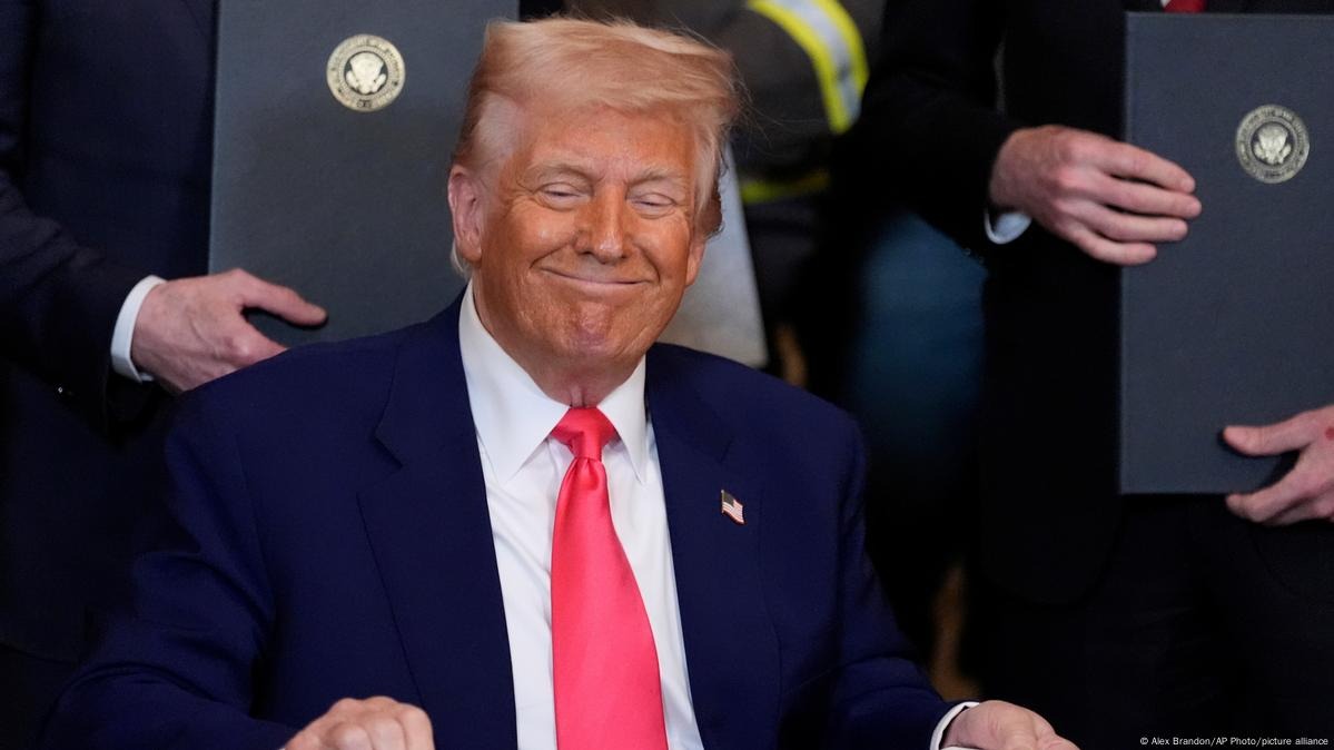 Donald Trump “pausa” parte de aranceles a socios y le sube al 125% a China
