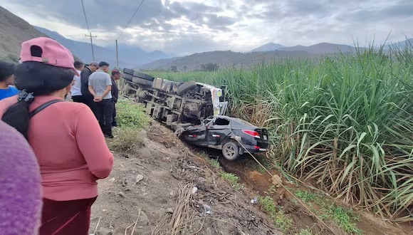 Tragedia en La Libertad: cinco fallecidos tras choque entre volquete y auto en la carretera