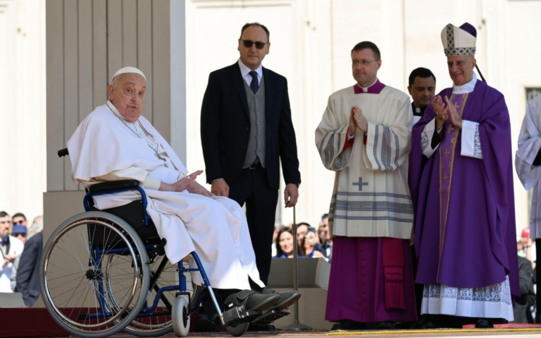 Papa Francisco sorprende a fieles con aparici贸n en la Plaza de San Pedro tras superar neumon铆a