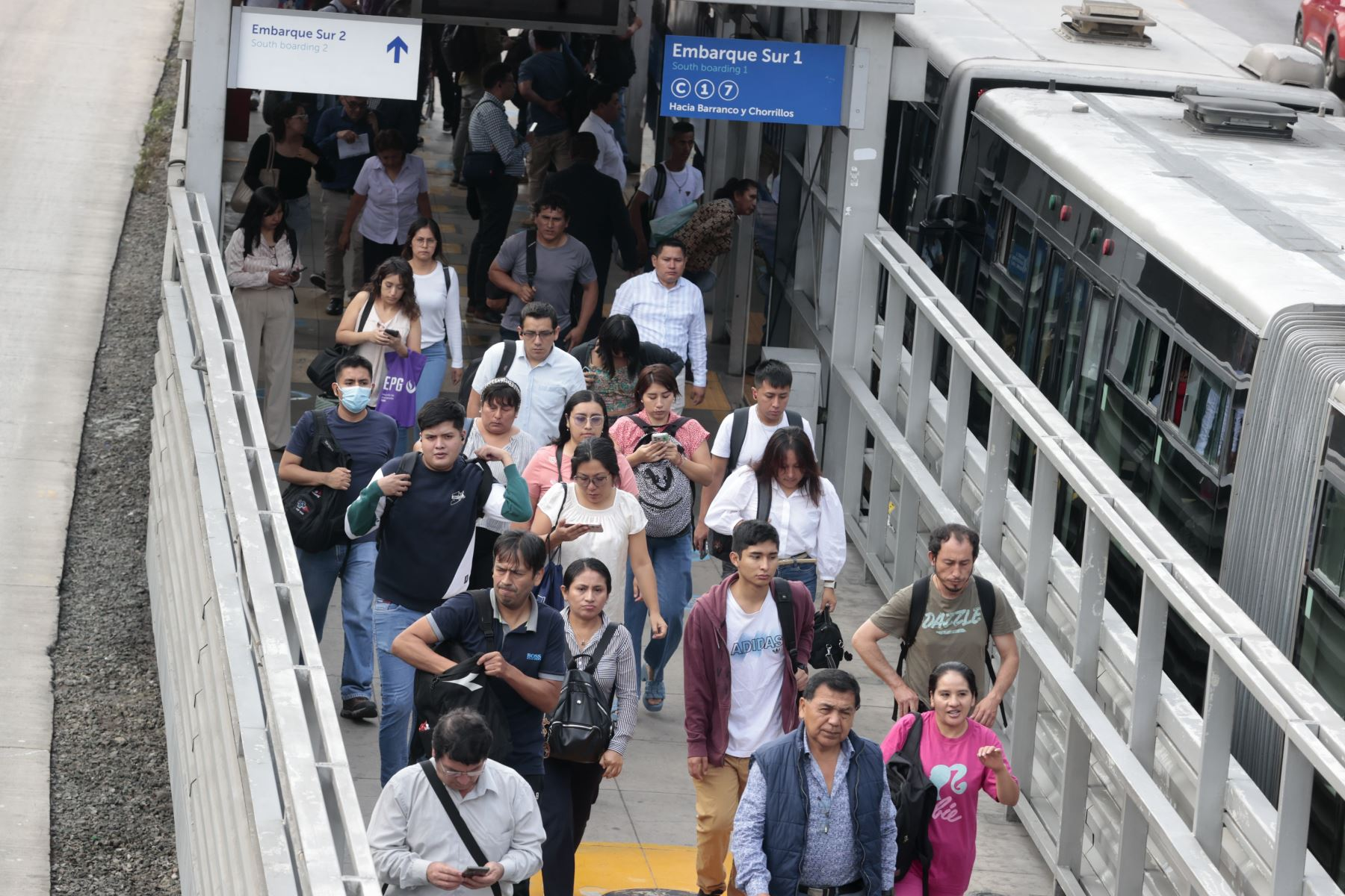 Metropolitano aumenta frecuencia de buses ante demanda por paro de transportistas