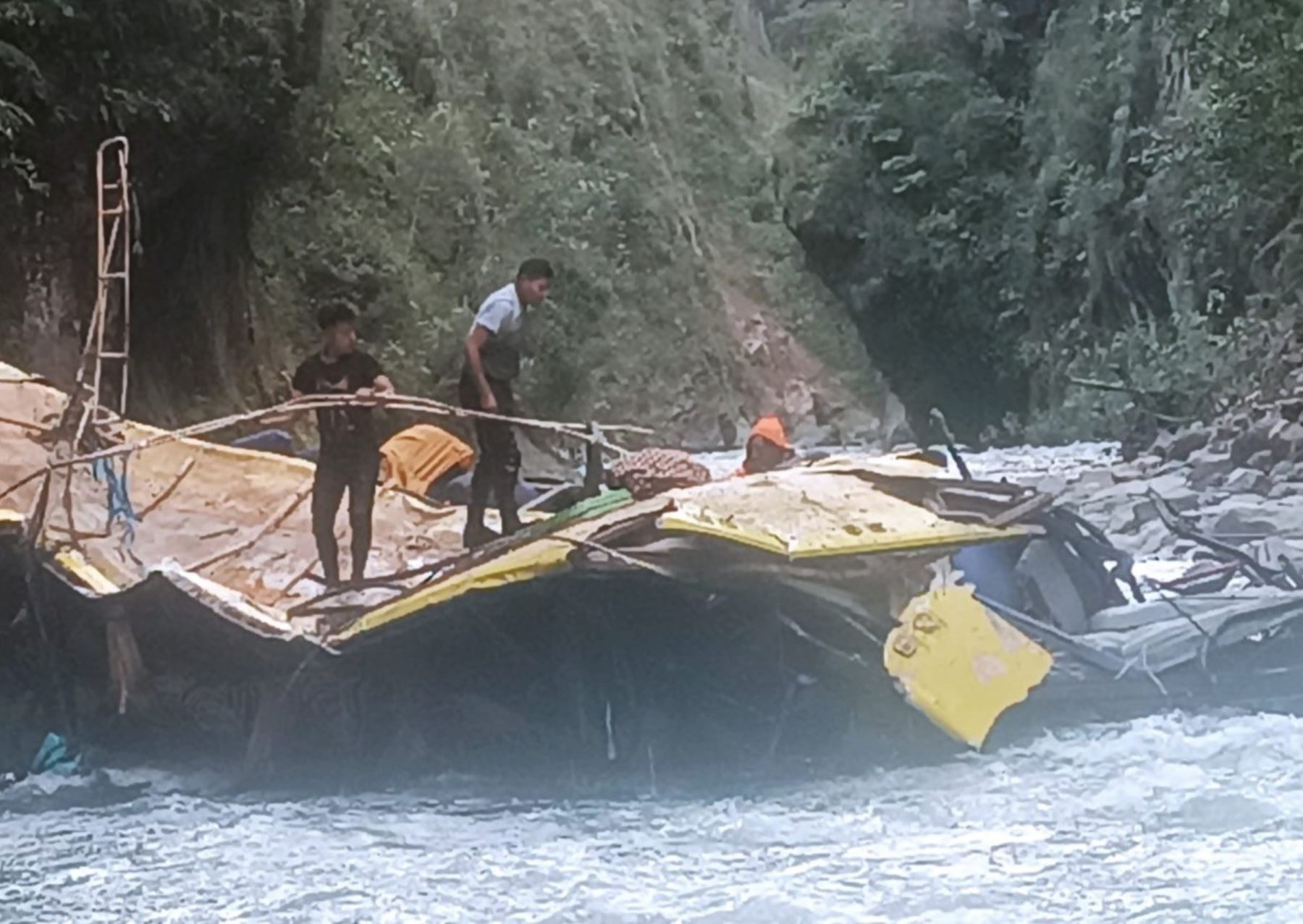 Accidente en Puno: reanudan búsqueda y rescate de víctimas de bus que cayó al río Inambari